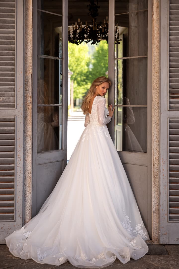 Wedding dress thumbnail 3